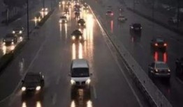 西安雨天爆料视频大全,街头巷尾雨中奇观大盘点